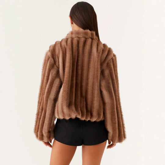 Damen Kurzjacke aus luxuriösem Hochflor-Kunstpelz mit Reißverschluss und voluminösen Ärmeln Nord Taschen