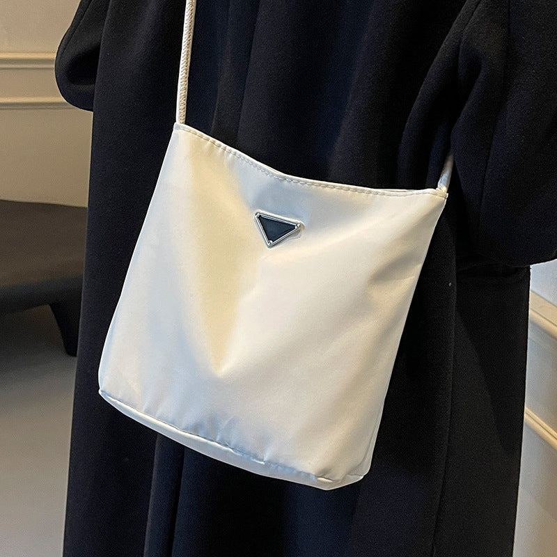 Damen Umhängetasche aus wasserabweisendem Material mit minimalistischer Form Nord Taschen