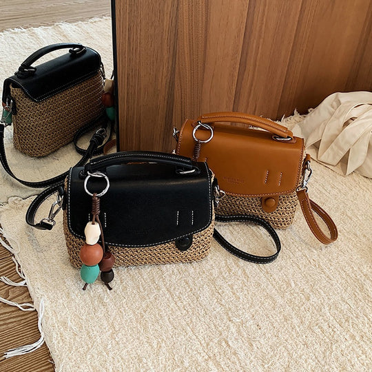 Damen Designersattel-Tasche mit einzigartigen geflochtenen Details und verspieltem Anhänger Nord Taschen
