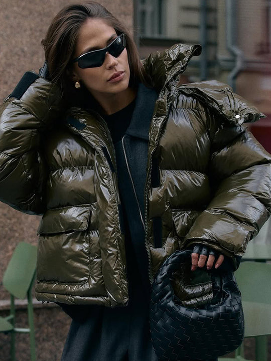 Damen wattierte Kurzjacke mit Hochglanzfinish, Oversize-Schnitt und Kapuze Nord Taschen