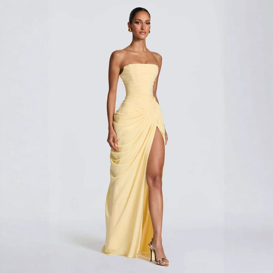 Damen Elegantes Trägerloses Abendkleid mit asymmetrischer Drapierung und hohem Beinschlitz Avellé