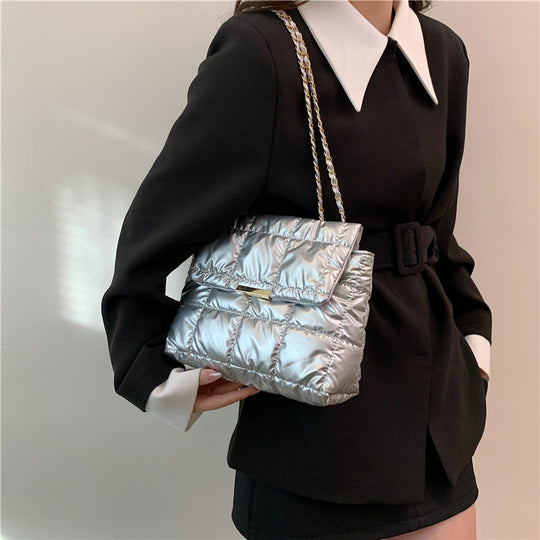 Damen modische Umhängetasche mit gepolstertem Design und Kettenriemen Nord Taschen