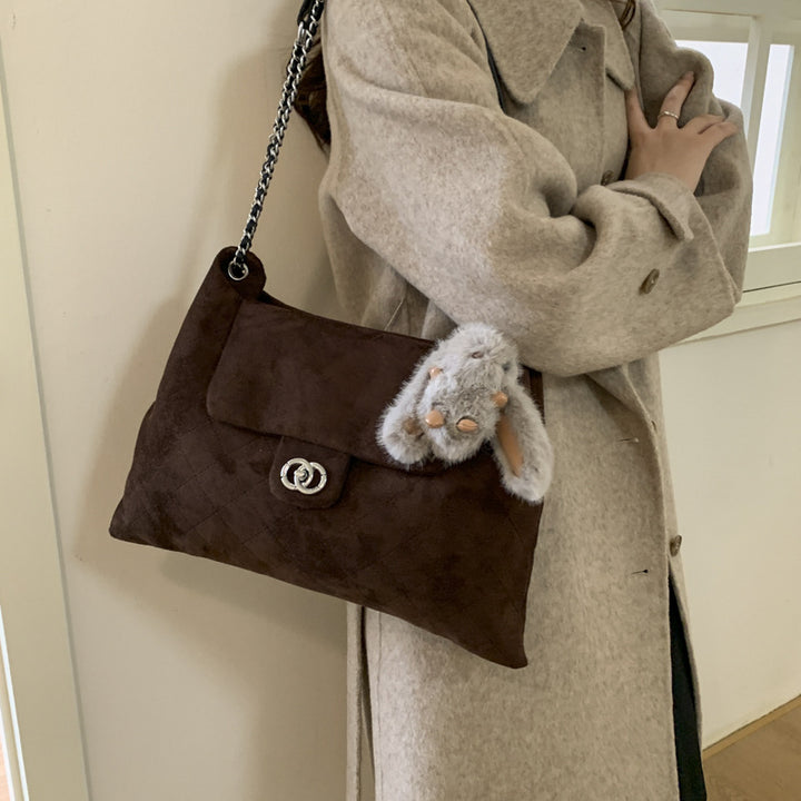 Damen modische Handtasche mit elegantem gestepptem Design und verspieltem Anhänger Nord Taschen
