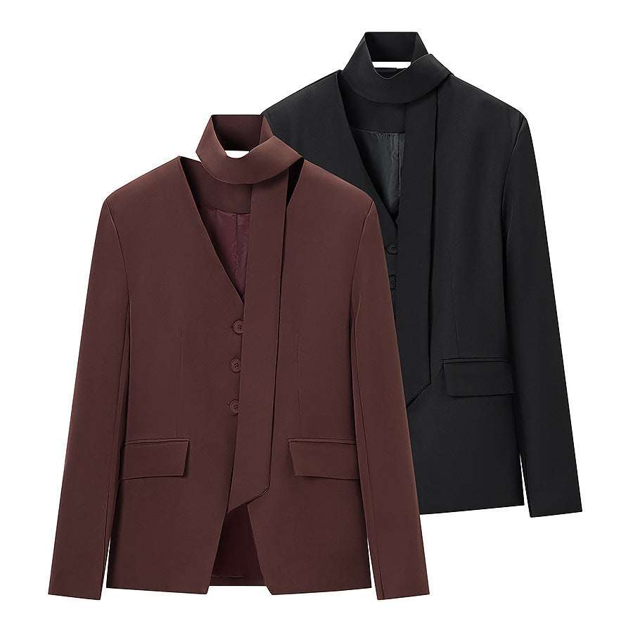 Damen Taillierter Kurzblazer mit Schluppe, V-Ausschnitt und Pattentaschen Nord Taschen