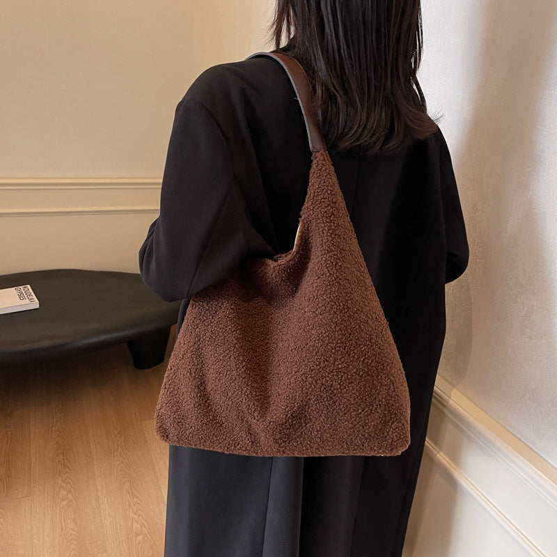 Damen Hobo-Tasche mit flauschigem Obermaterial und praktischem Tragegriff Nord Taschen