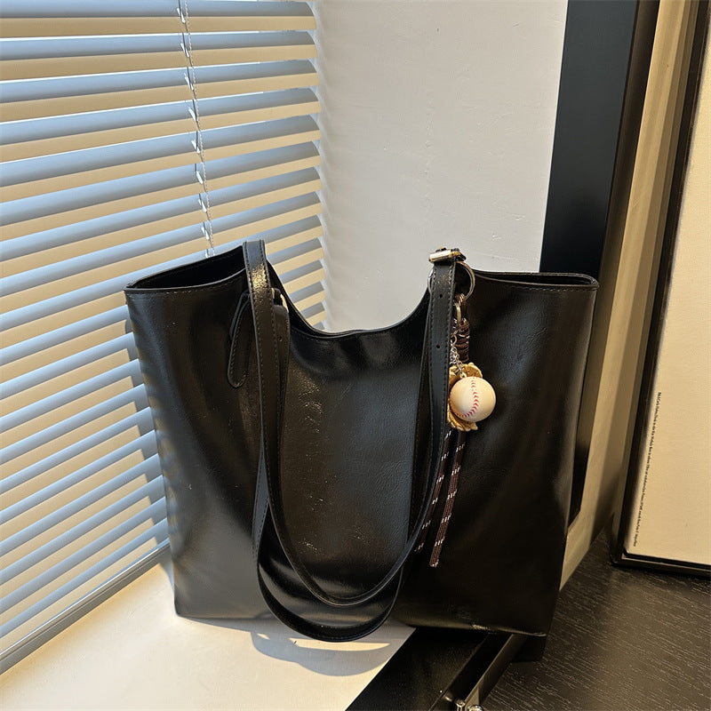 Damen elegante Schultertasche mit dekorativem Anhänger Nord Taschen
