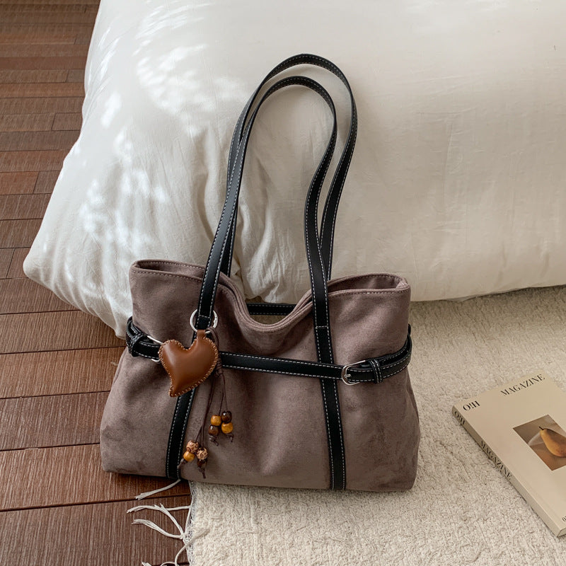 Damen modische und geräumige Handtasche mit charmantem Anhänger Nord Taschen