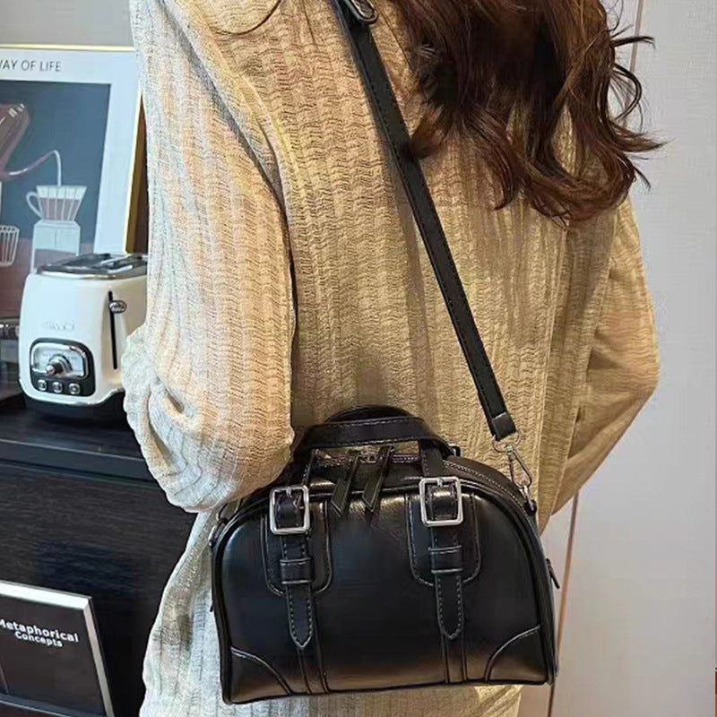 Damen Handtasche mit eleganter Hochglanz-Oberfläche und praktischen Trageriemen Nord Taschen