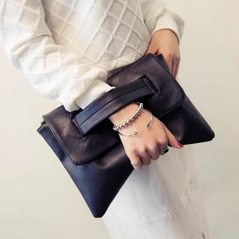 Damen Clutch mit innovativem Riemen-Design Nord Taschen