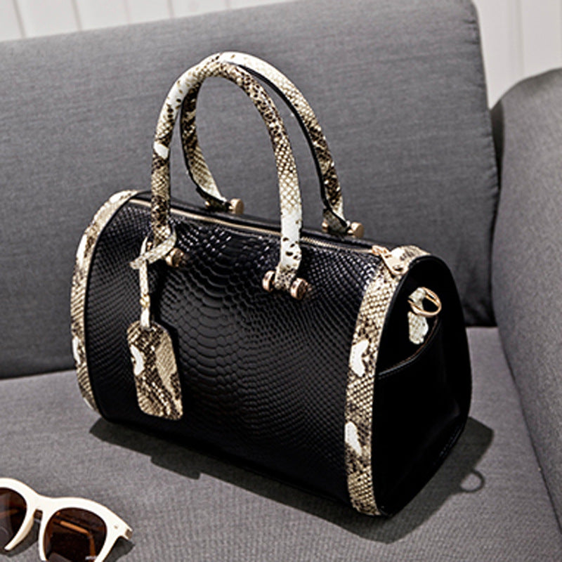 Damen Handtasche mit auffälliger Schlangenleder-Optik und eleganten Akzenten Nord Taschen