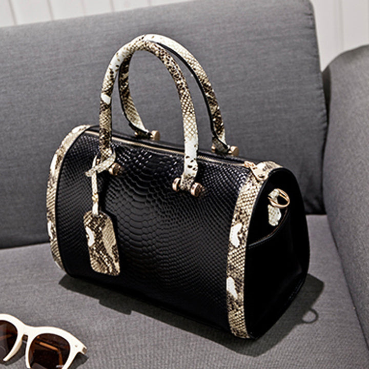Damen Handtasche mit auffälliger Schlangenleder-Optik und eleganten Akzenten Nord Taschen