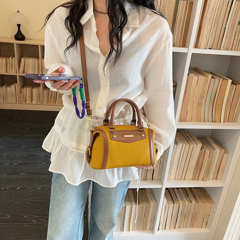 Damen Handtasche aus hochwertigem Kunstleder mit elegantem Kettenakzent Nord Taschen