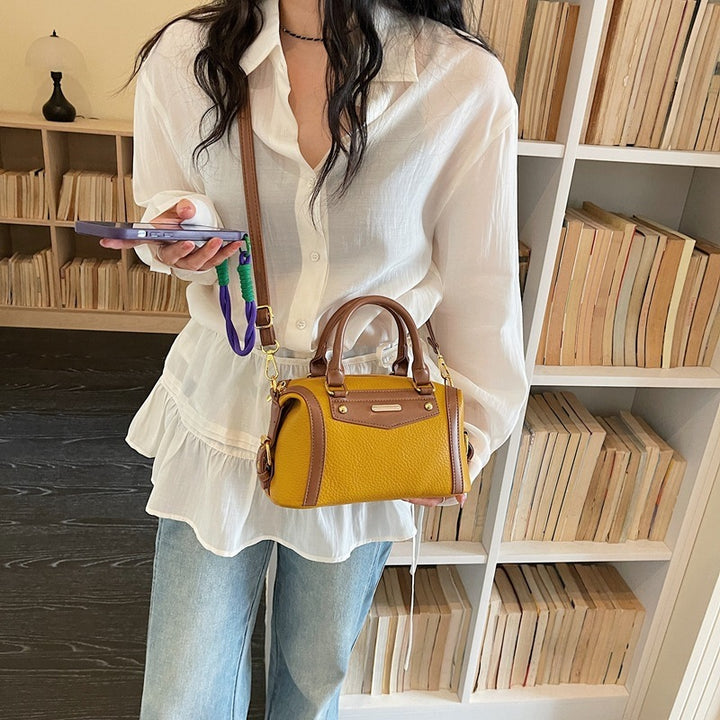 Damen Handtasche aus hochwertigem Kunstleder mit elegantem Kettenakzent Nord Taschen