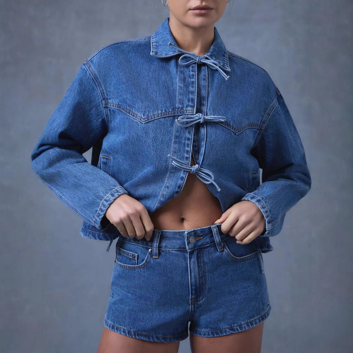 Damen kurze Denimjacke mit dekorativen Knotenverschlüssen, kastiger Silhouette und Hemdkragen Nord Taschen