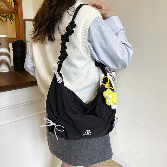 Damen lässige Beuteltasche mit verstellbarem Tragegurt und buntem Blumendetail Nord Taschen