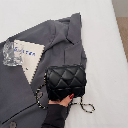 Damen Umhängetasche mit strukturiertem Design und edler Kettenverzierung Nord Taschen