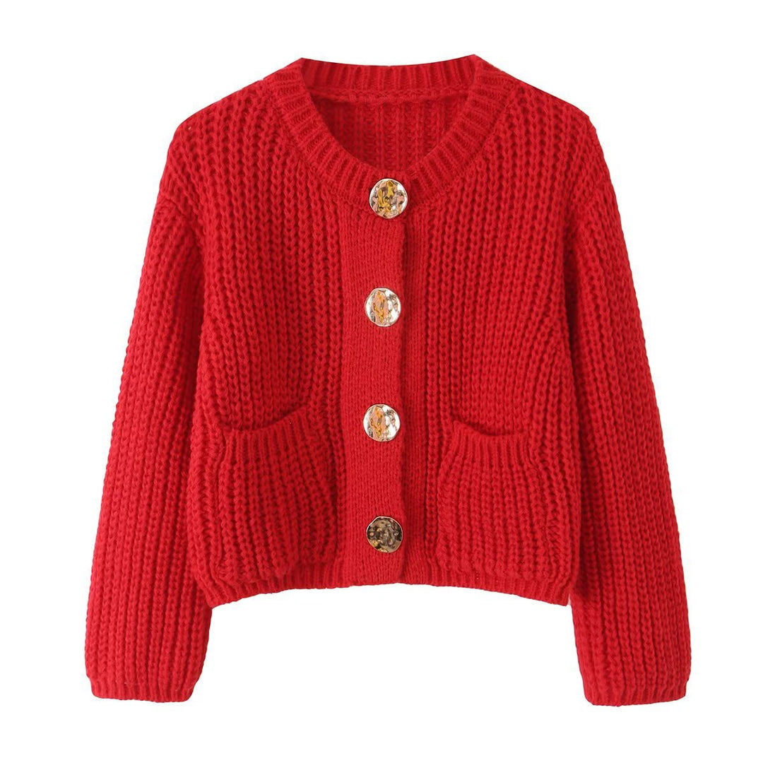 Damen Grobgestrickte Kurzstrickjacke mit großen Zierknöpfen und aufgesetzten Taschen Nord Taschen