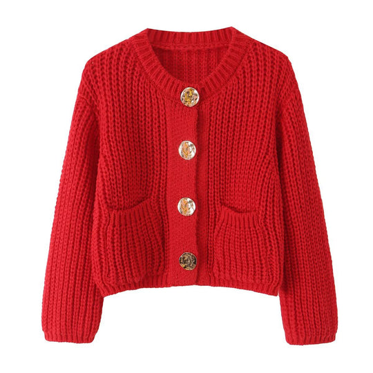 Damen Grobgestrickte Kurzstrickjacke mit großen Zierknöpfen und aufgesetzten Taschen Nord Taschen