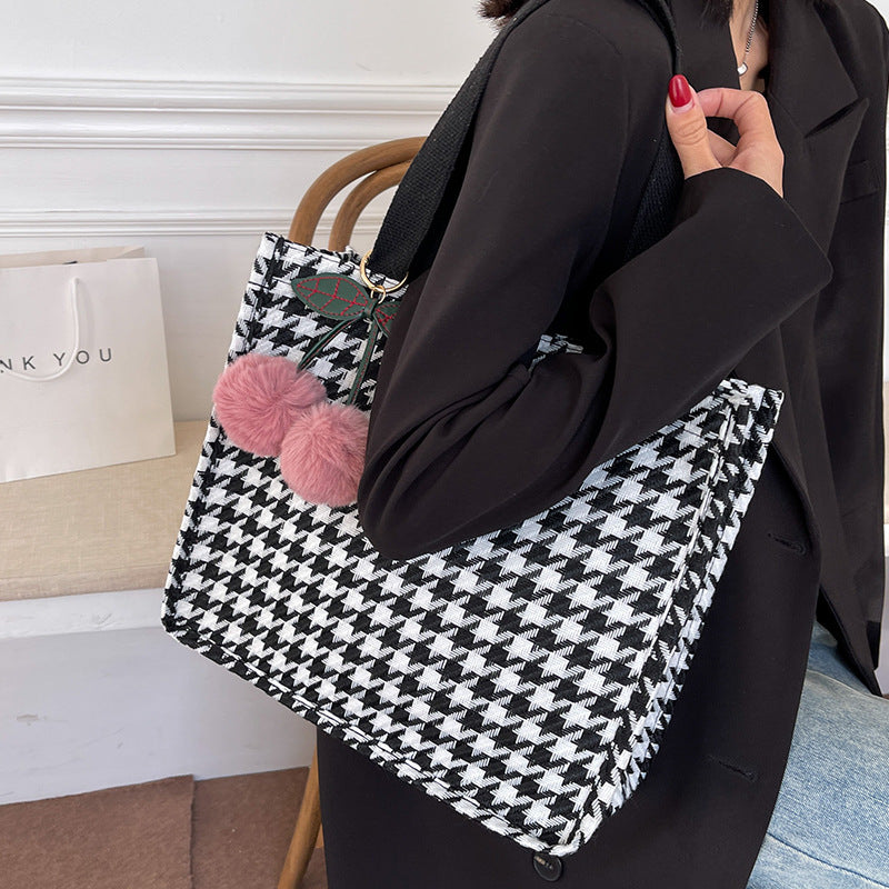 Damen Jute-Tasche mit modernem Hahnentritt-Muster und verspieltem Pompon Nord Taschen