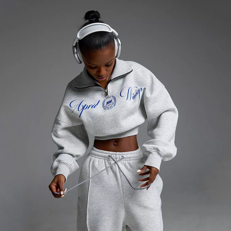 Damen gekürztes Halfzip-Sweatshirt mit Collegestickerei und weit geschnittene High‑Waist Lounge-Jogginghose Nord Taschen
