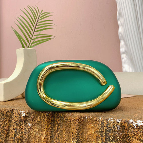 Damen Clutch mit auffälligem Design und goldener Applikation Nord Taschen