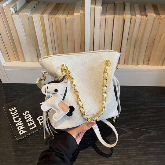 Damen moderne Hobo-Tasche mit eleganten Kettenakzenten und verspieltem Anhänger Nord Taschen