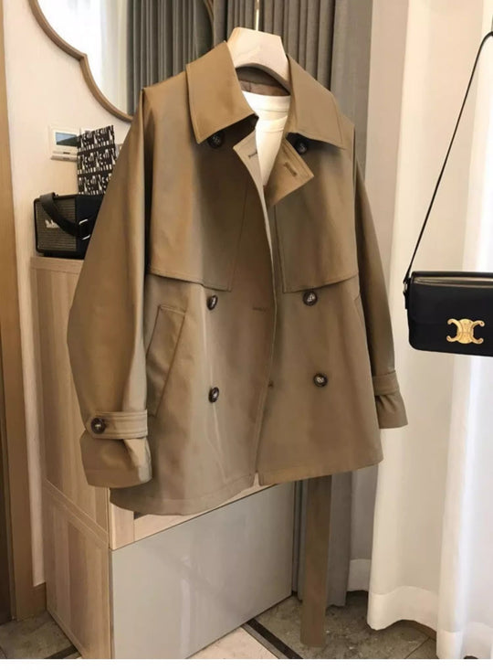 Damen Kurzgeschnittener Trenchcoat mit doppelreihiger Knopfleiste, Sturmklappe und Taillengürtel Nord Taschen