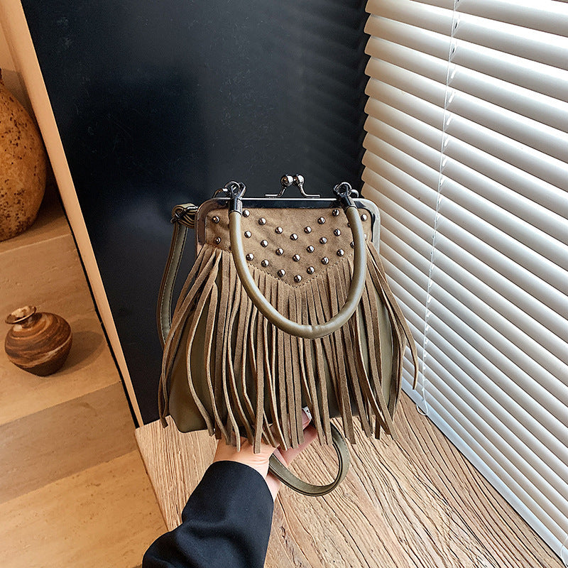 Damen modische Umhängetasche mit fransigen Details und Nieten Nord Taschen