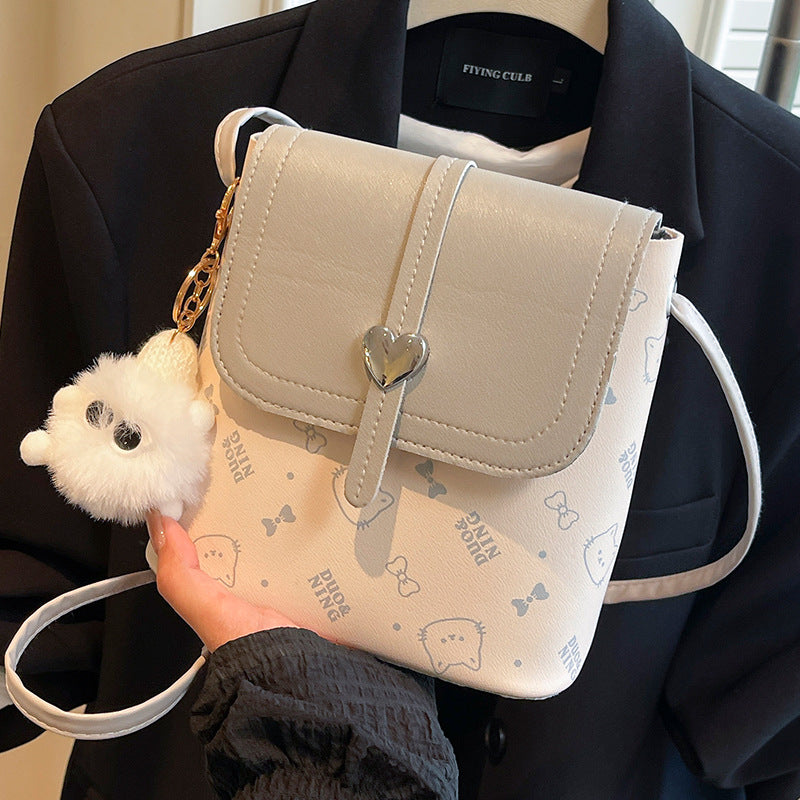 Damen Mini Umhängetasche mit herzerfrischendem Design und kuscheligem Anhänger Nord Taschen
