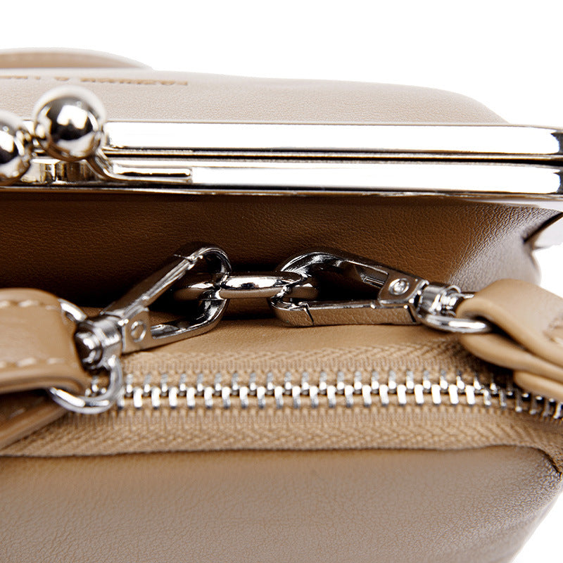 Damen Clutch mit dekorativem Metallverschluss Nord Taschen