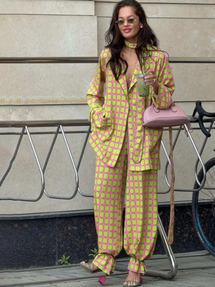 Damen Zweiteiliges Seidenoptik-Anzugset mit Oversize-Blazer, weitem Bundfaltenhose & passendem Schlauchschal Nord Taschen