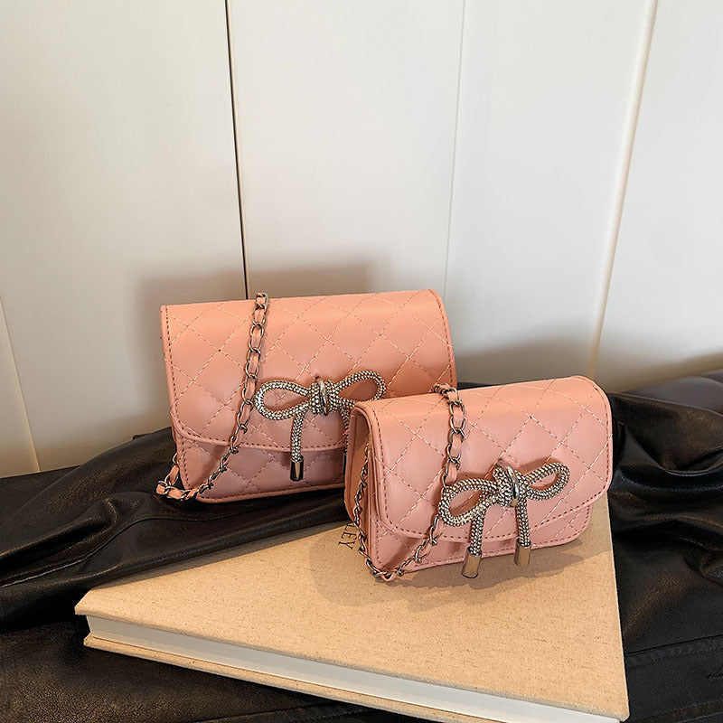 Damen Mini-Handtasche mit luxuriösem Steppmuster und funkelndem Kettenanhänger Nord Taschen