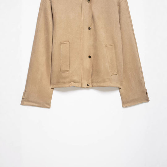 Damen Kurze Velours-Imitatjacke mit Stehkragen, Druckknopfleiste und aufgesetzten Taschen Nord Taschen