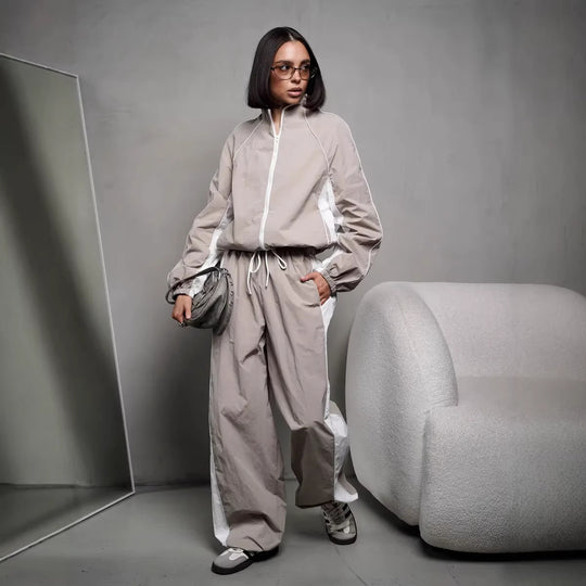 Damen sportlich-elegantes Trackset mit Stehkragen, Reißverschlussjacke und weitem Seitenstreifen-Hose Nord Taschen