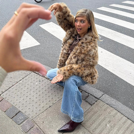 Damen Kurze Kunstpelzjacke im Leo-Muster mit kastiger Silhouette und weitem Kragen Nord Taschen