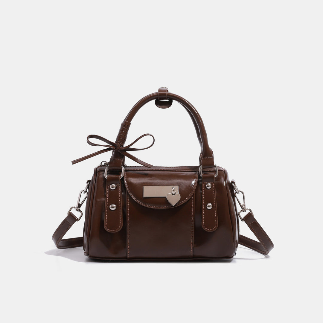 Damen Handtasche im eleganten, glänzenden Stil mit dekorativem Anhänger Nord Taschen