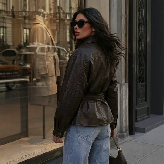 Damen Taillierte Lederimitat-Bikerjacke mit Bindegürtel und überschnittener Schulter Nord Taschen