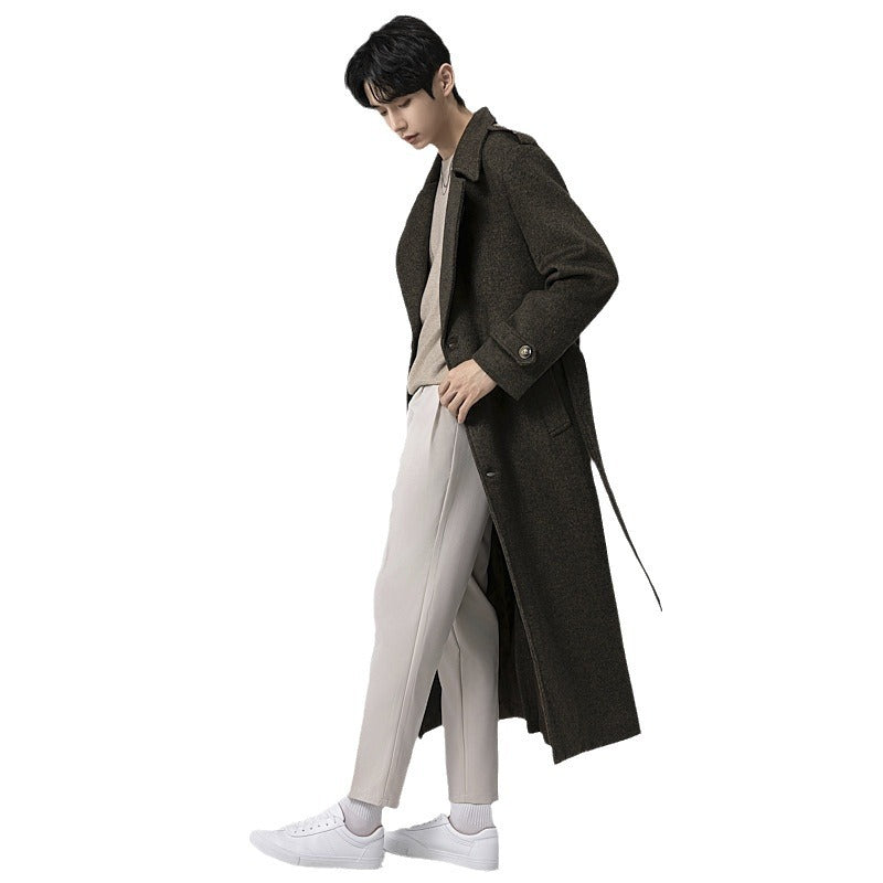 Herren Maxilanger Wollmix-Mantel mit taillierter Silhouette, Schalkragen und dekorativen Schulterriegeln Nord Taschen