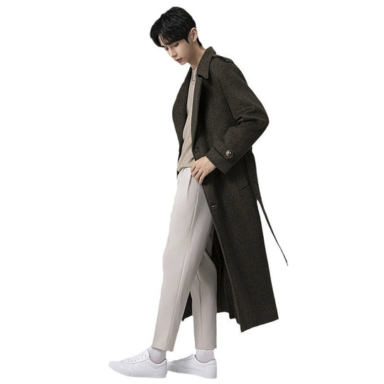 Herren Maxilanger Wollmix-Mantel mit taillierter Silhouette, Schalkragen und dekorativen Schulterriegeln Nord Taschen