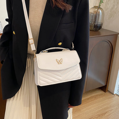 Damen stilvolle Umhängetasche mit geflochtenem Design und Schmetterlingsanhänger Nord Taschen