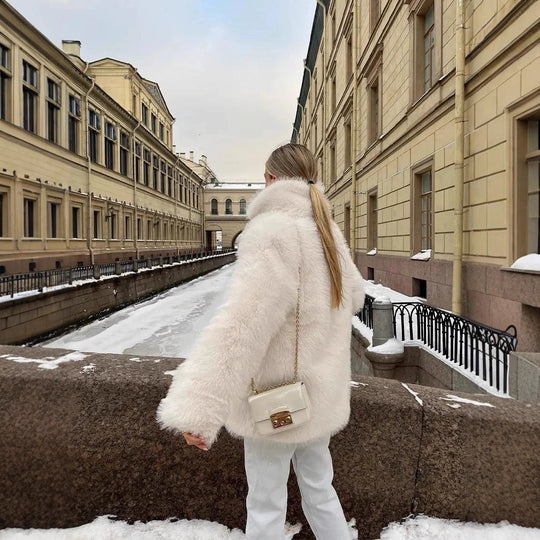 Damen Kurzmantel aus luxuriösem Hochflor-Kunstpelz mit weitem Reverskragen Nord Taschen