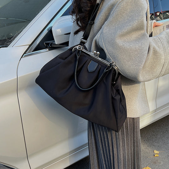 Damen große Umhängetasche mit eleganten Falten und abnehmbarem Schulterriemen Nord Taschen