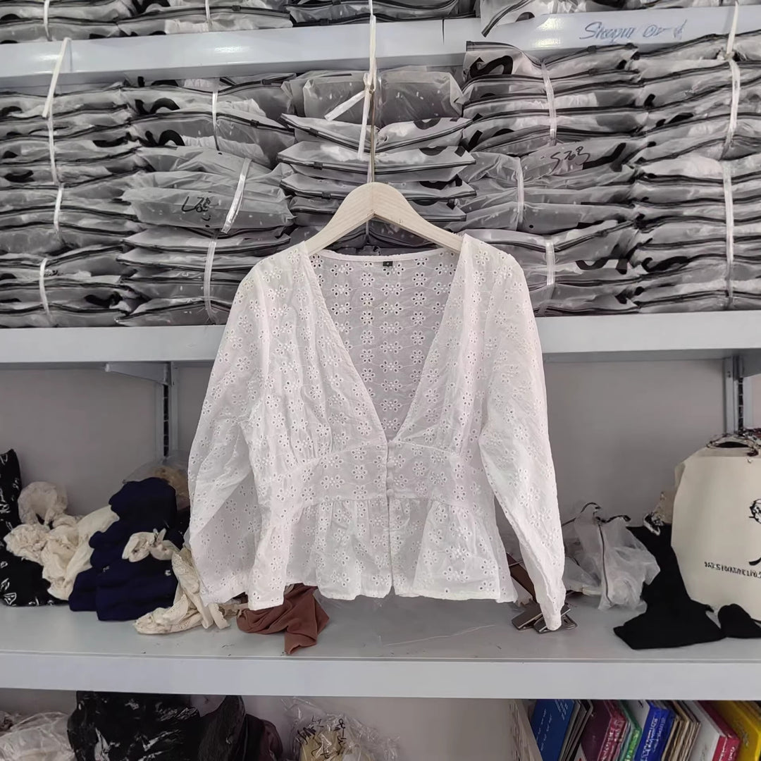 Damen Weiche Broderie-Anglaise-Bluse mit tiefem V‑Ausschnitt, Taillennaht und Volant Nord Taschen