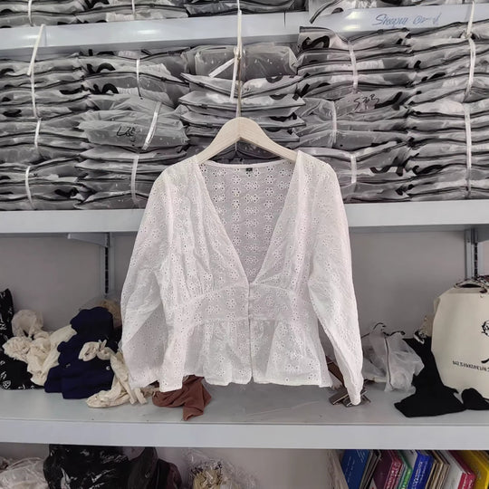 Damen Weiche Broderie-Anglaise-Bluse mit tiefem V‑Ausschnitt, Taillennaht und Volant Nord Taschen
