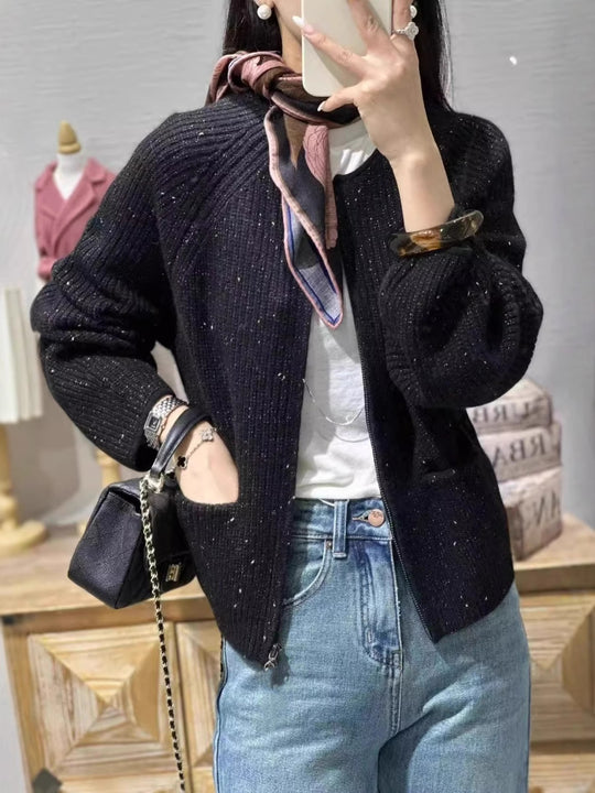 Damen Kurzgeschnittene kastige Strickjacke mit geripptem Feinstrick Ballonärmeln und aufgesetzten Eingrifftaschen Nord Taschen