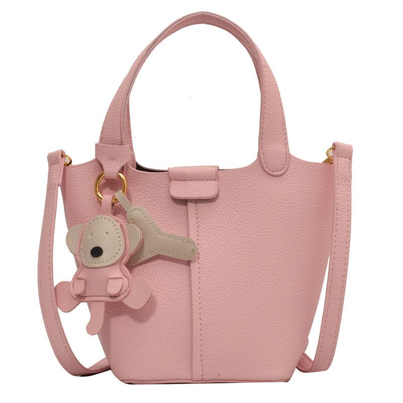 Damen Handtasche mit verspieltem Anhänger | Nord Taschen