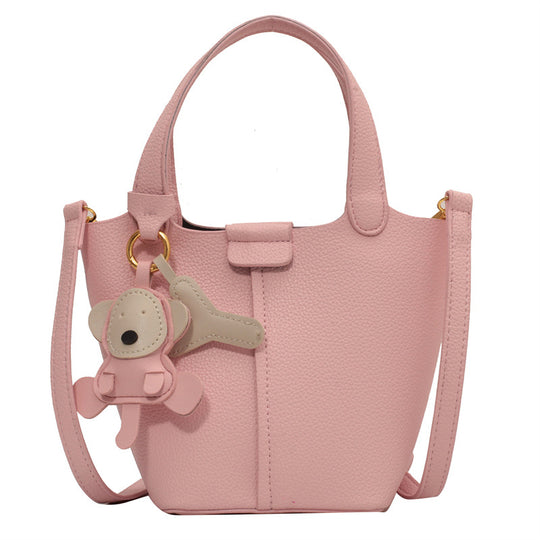 Damen Handtasche mit verspieltem Anhänger | Nord Taschen