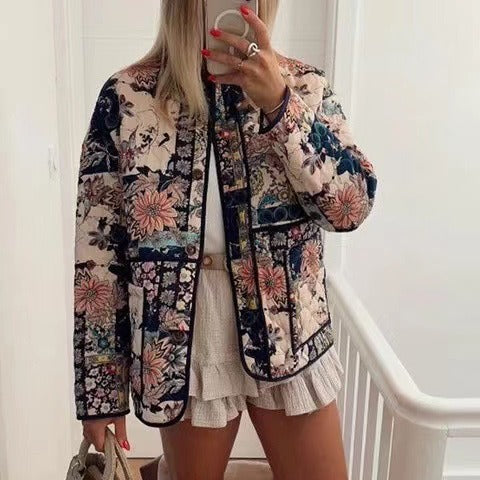 Damen Patchwork‑Steppjacke mit Blumenmuster, gerader Silhouette und aufgesetzten Taschen Nord Taschen