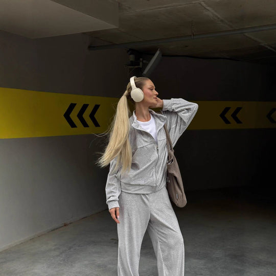 Damen sportive Oversize-Fleecejacke mit diagonaler Reißverschluss-Optik und weit geschnittener High-Waist-Jogginghose Nord Taschen