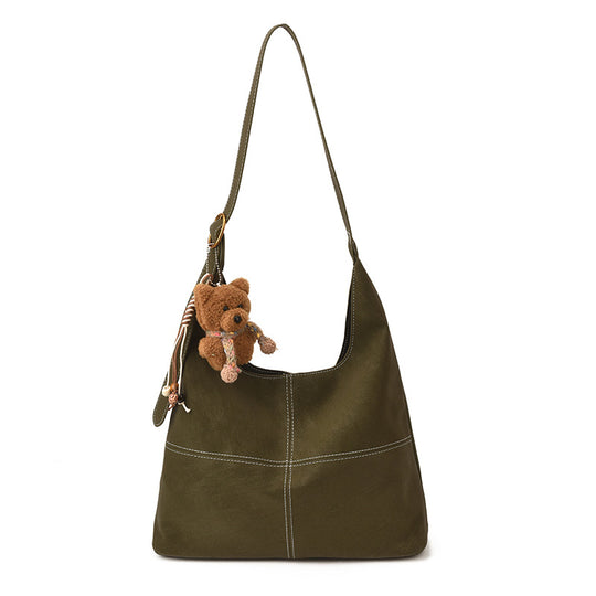 Damen Hobo-Tasche aus weichem Kunstleder mit charmantem Bären-Anhänger Nord Taschen